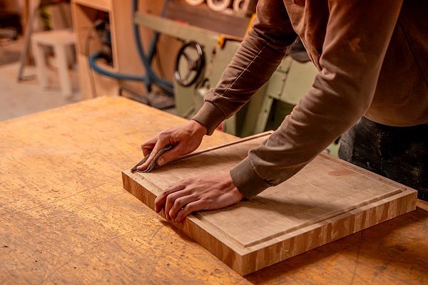 Werkstatt: Handarbeit an einem Holzbrett